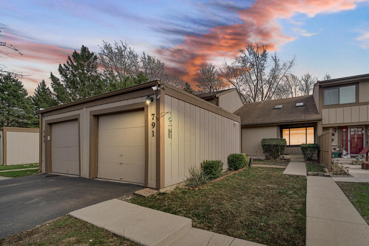 791 Overland Ct., Roselle, IL 60172