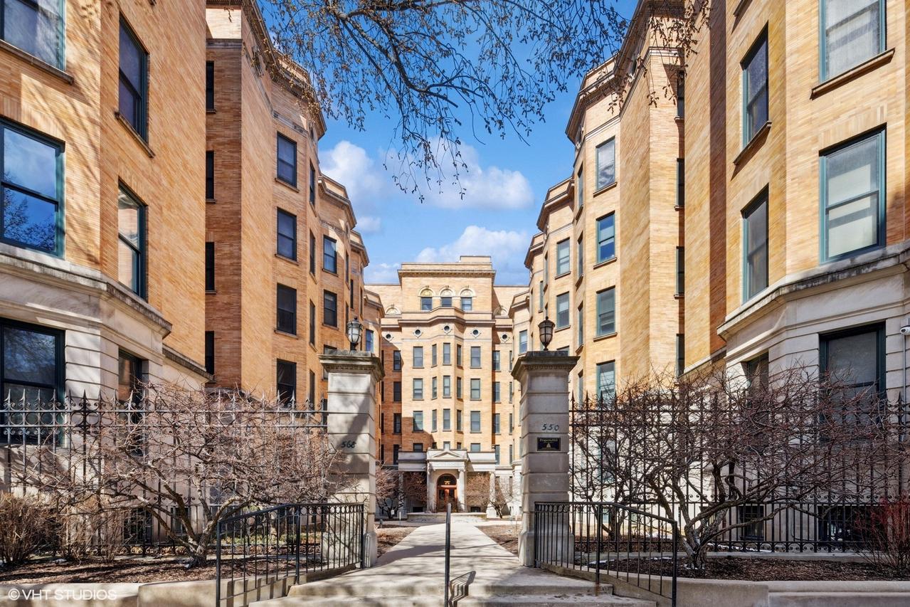 550 W Surf St. #524, Chicago, IL 60657