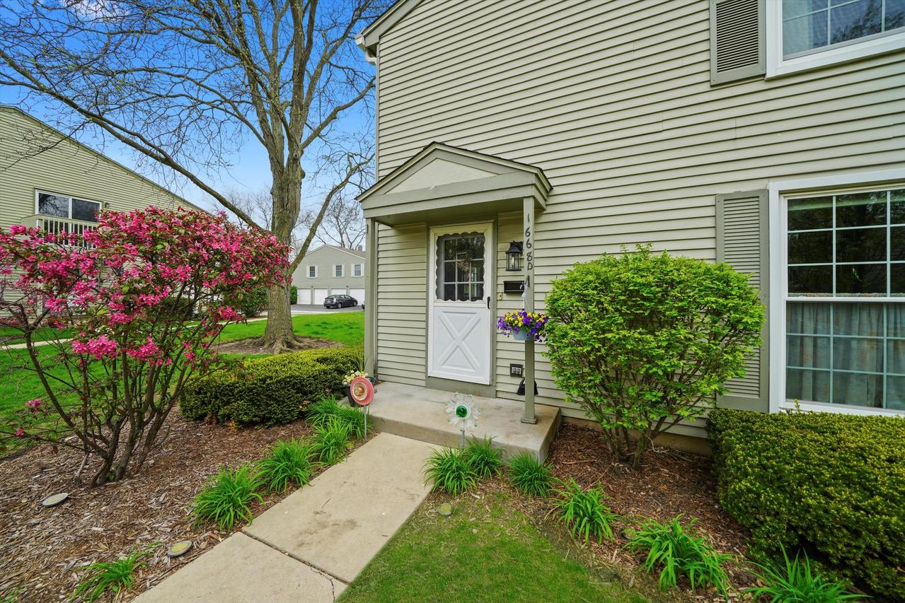 1668 Valley Forge Ct. #D, Wheaton, IL 60189