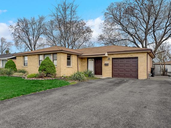 12801 W Playfield Dr., Crestwood, IL 60418