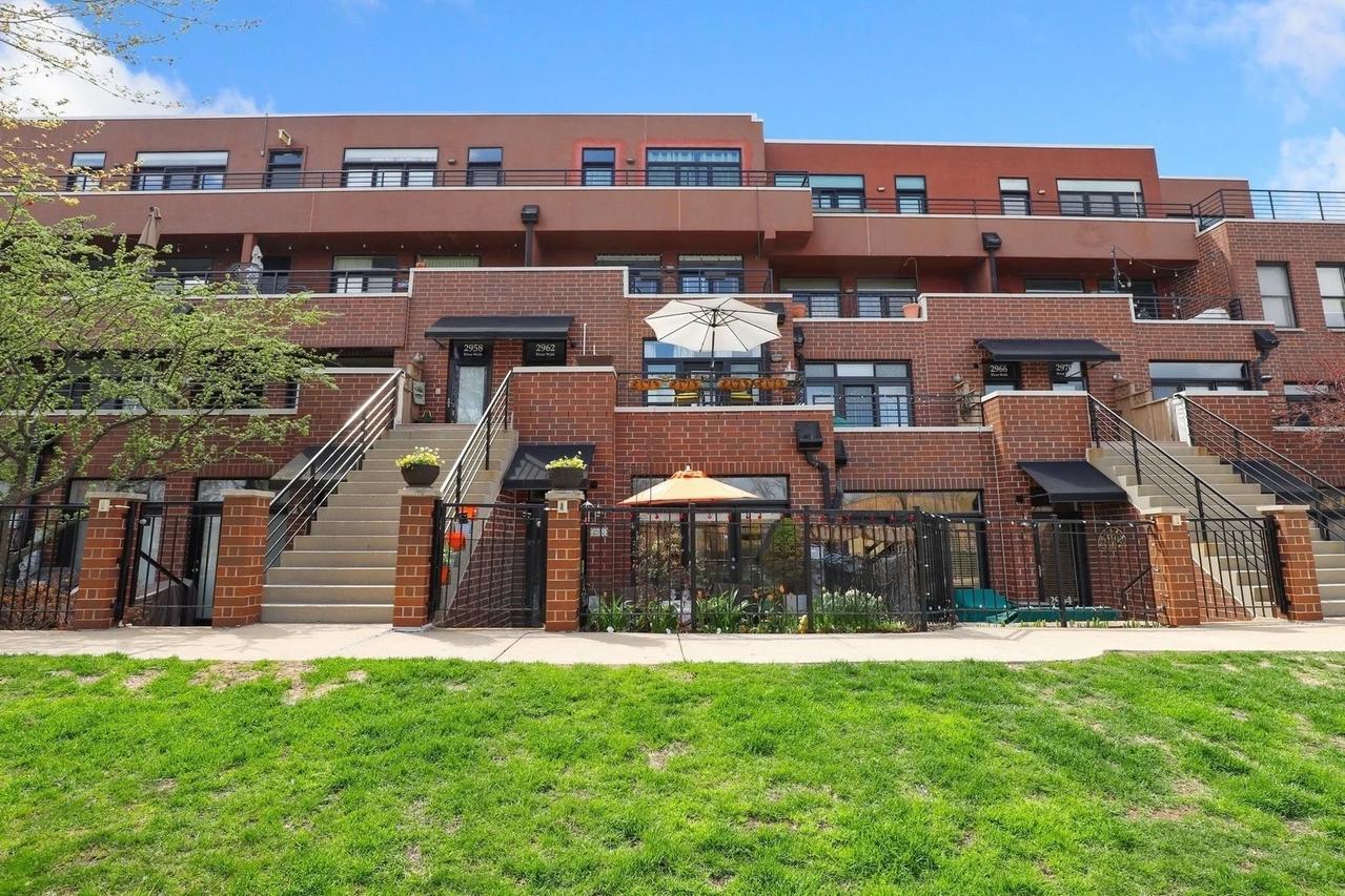 2960 N River Walk Dr., Chicago, IL 60618