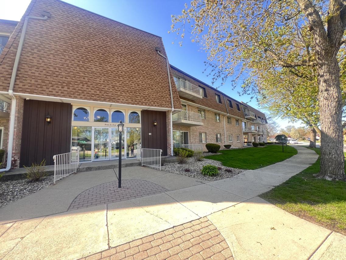 3240 N Manor Dr. #130, Lansing, IL 60438