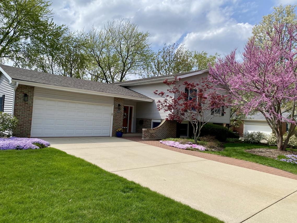 1994 Brentwood Ln., Wheaton, IL 60189