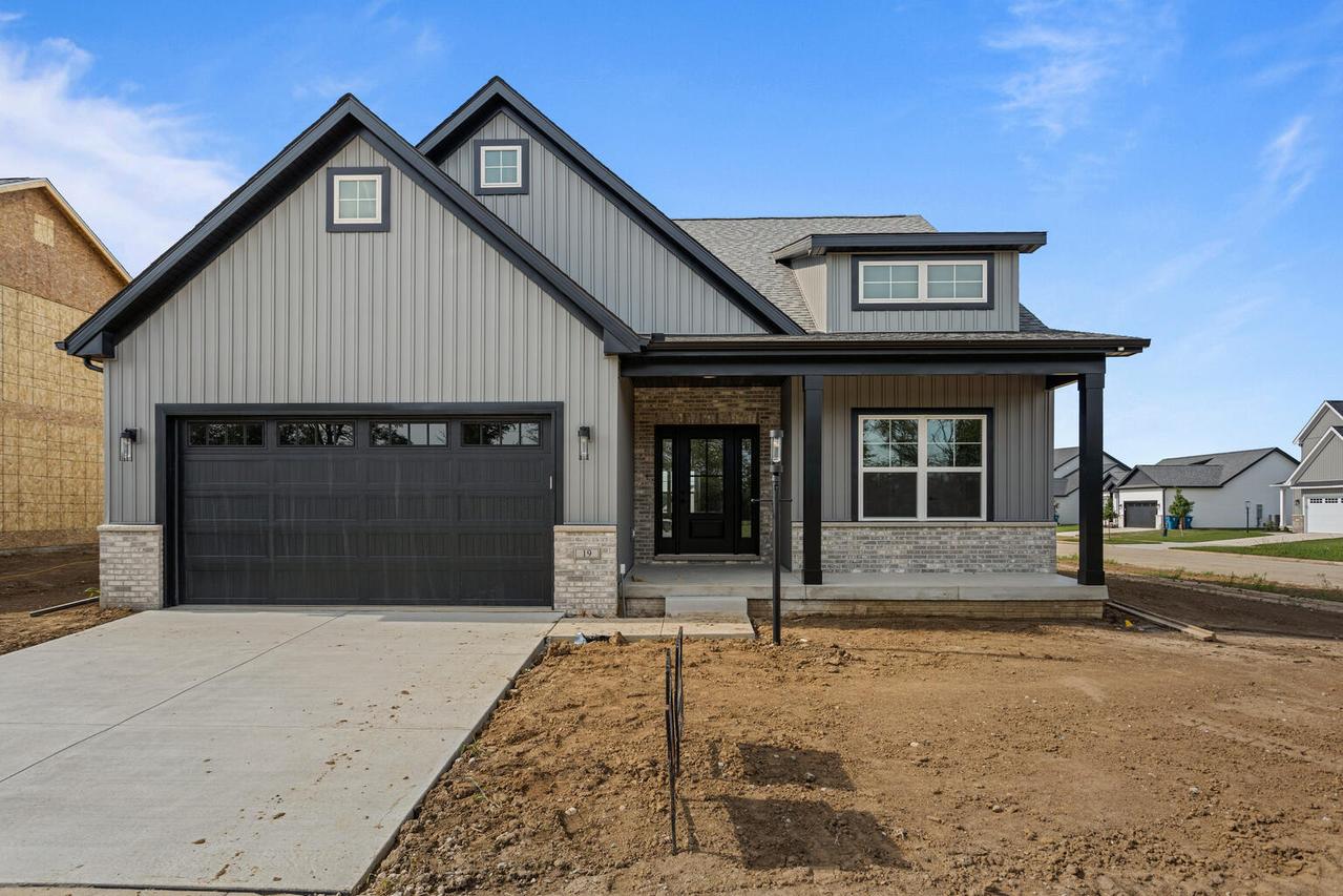 19 Meadow Dr., Monticello, IL 61856