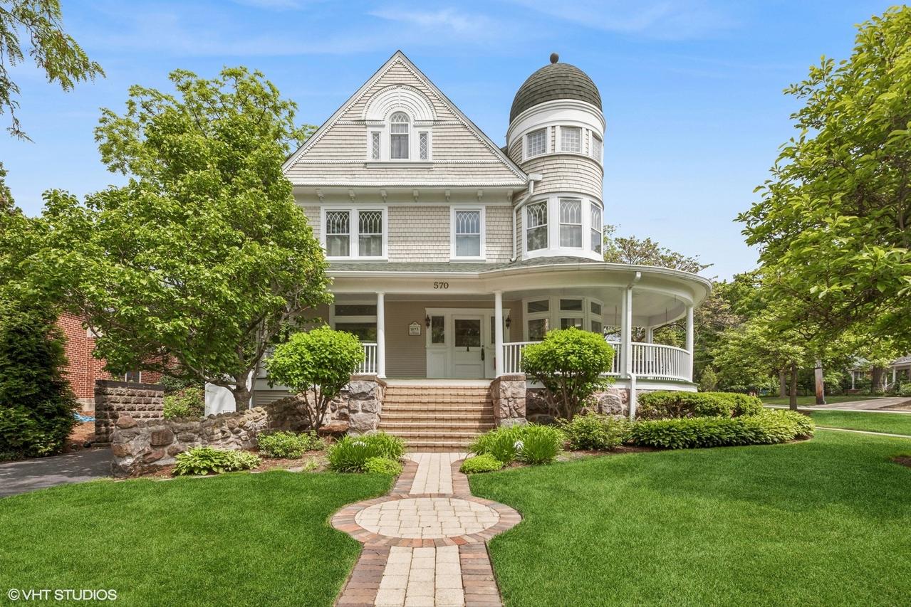 570 Anthony St., Glen Ellyn, IL 60137