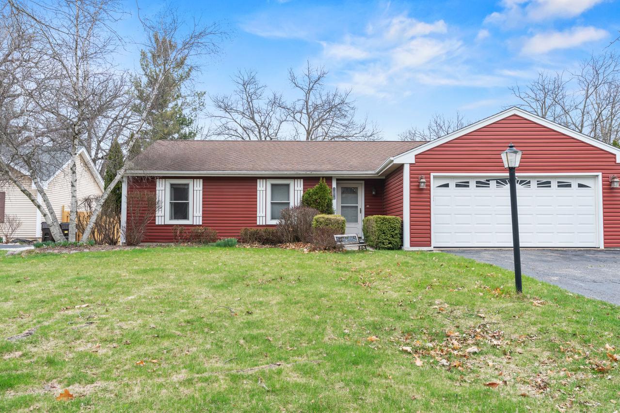 716 Dartmouth Dr., Island Lake, IL 60042