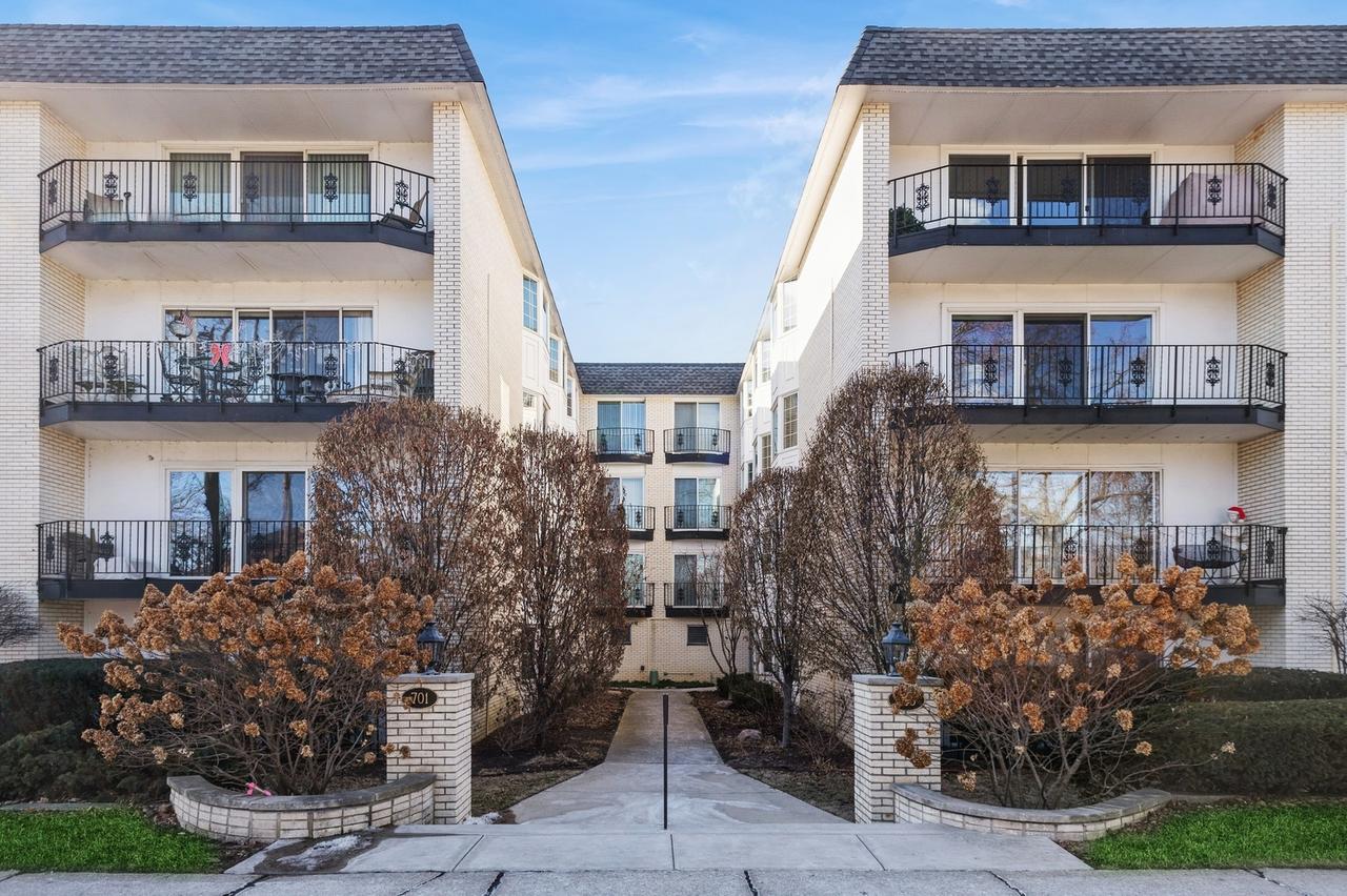 701 Ridge Rd. #3A, Wilmette, IL 60091