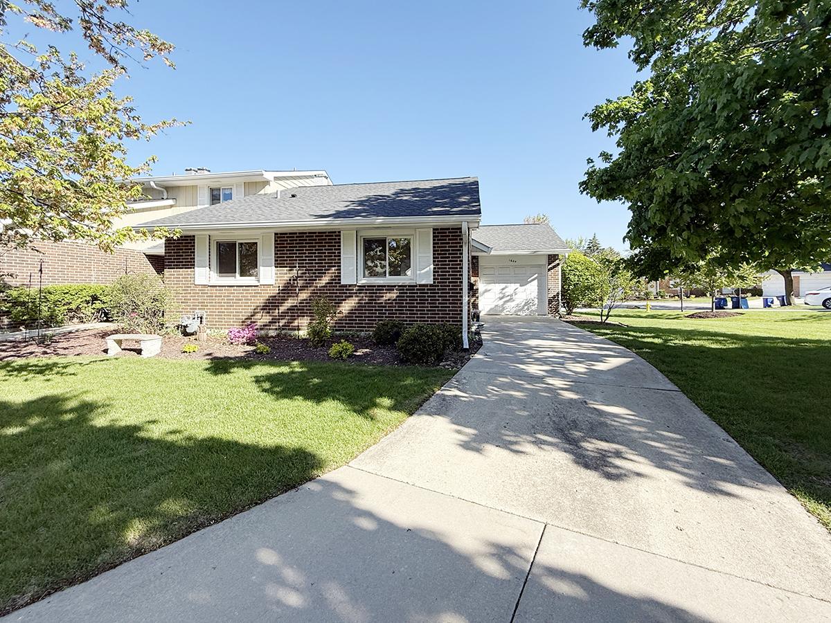 1604 Leytonstone Dr., Wheaton, IL 60189