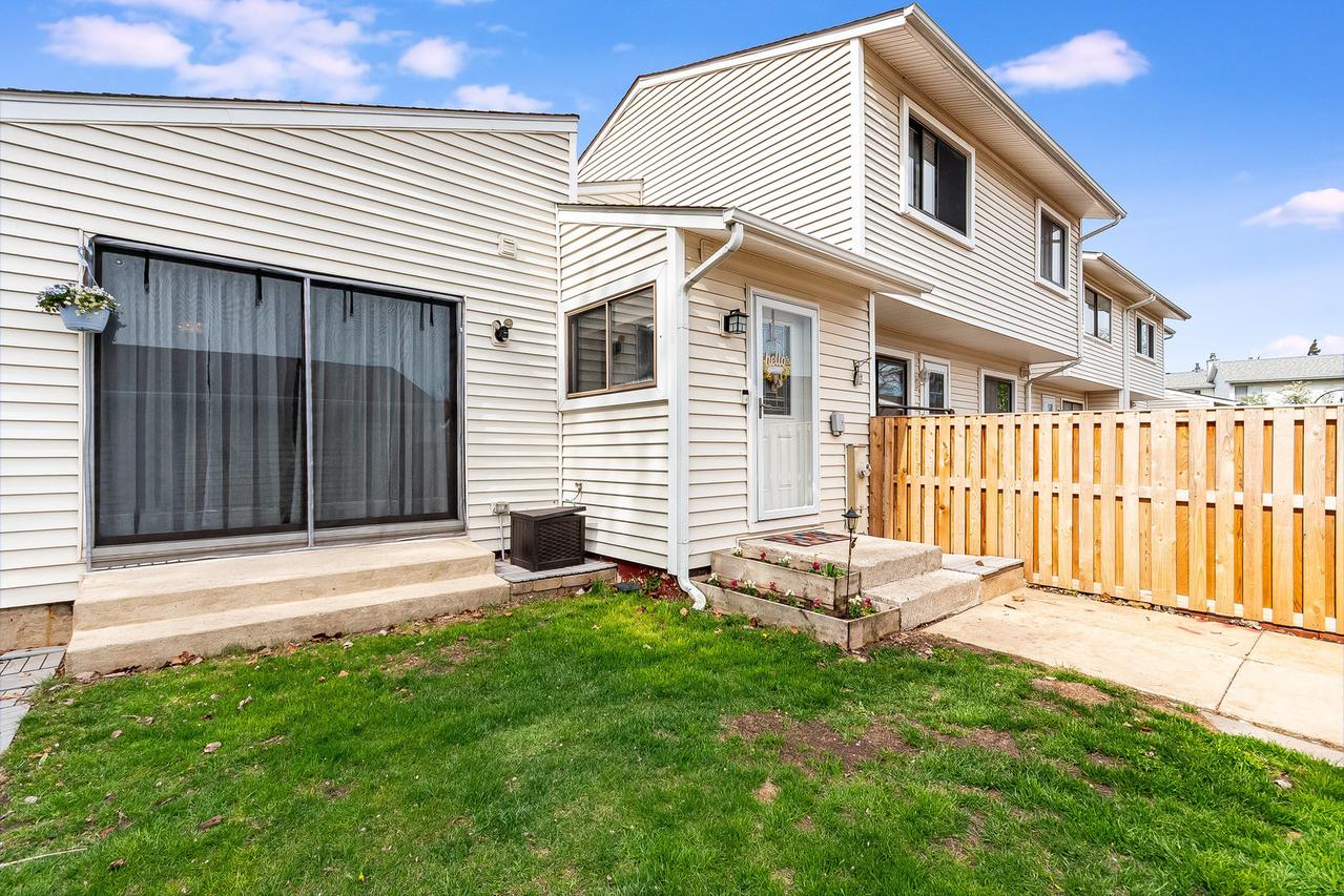 10 Wake Robin Ct., Woodridge, IL 60517