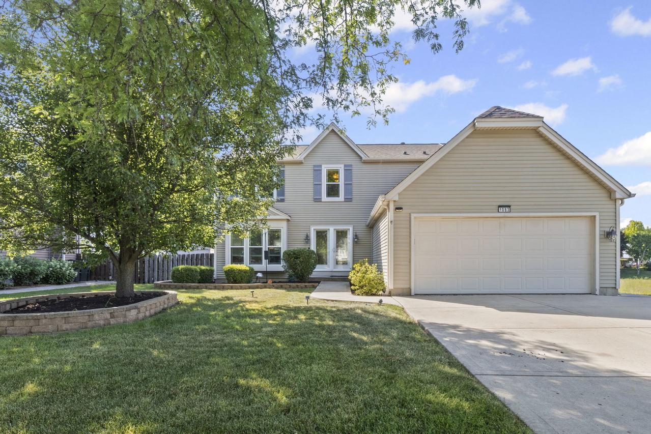 1083 Country Glen Ln., Carol Stream, IL 60188