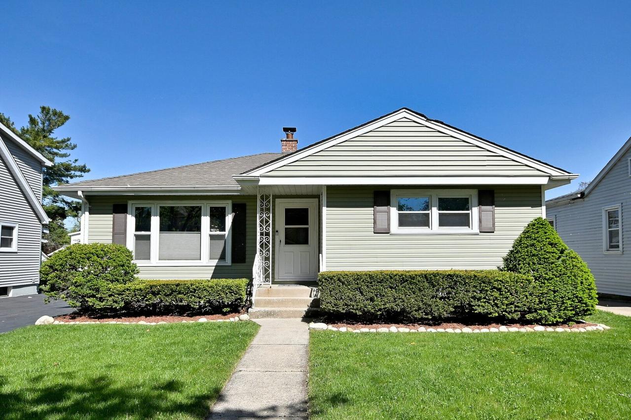 37 N Wisconsin Ave., Villa Park, IL 60181