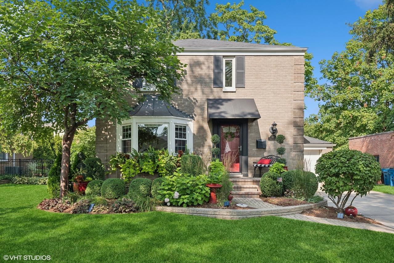 582 S Stratford Ave., Elmhurst, IL 60126