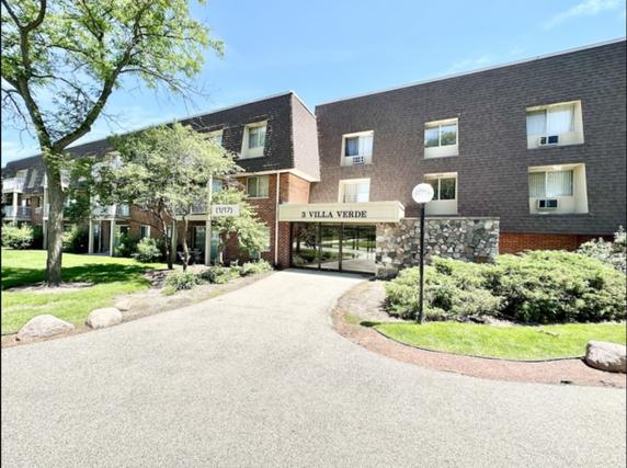 3 Villa Verde Dr. #200, Buffalo Grove, IL 60089