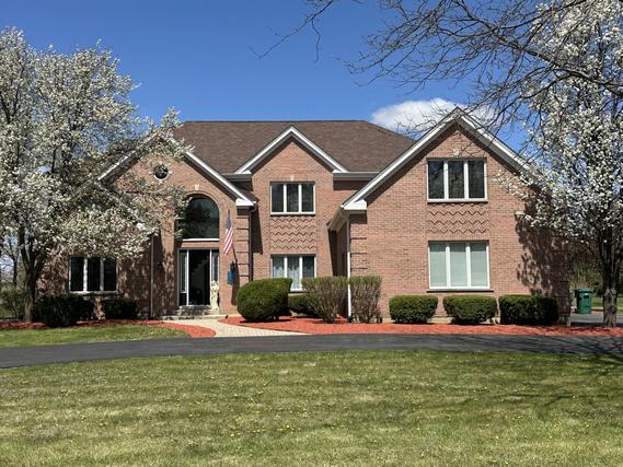69 Falcon Dr., Hawthorn Woods, IL 60047