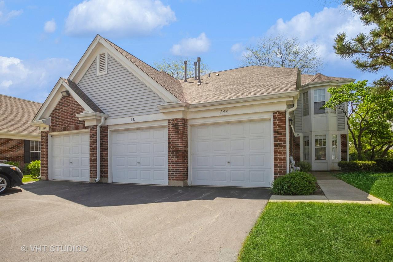 241 Green Knoll Ln., Streamwood, IL 60107