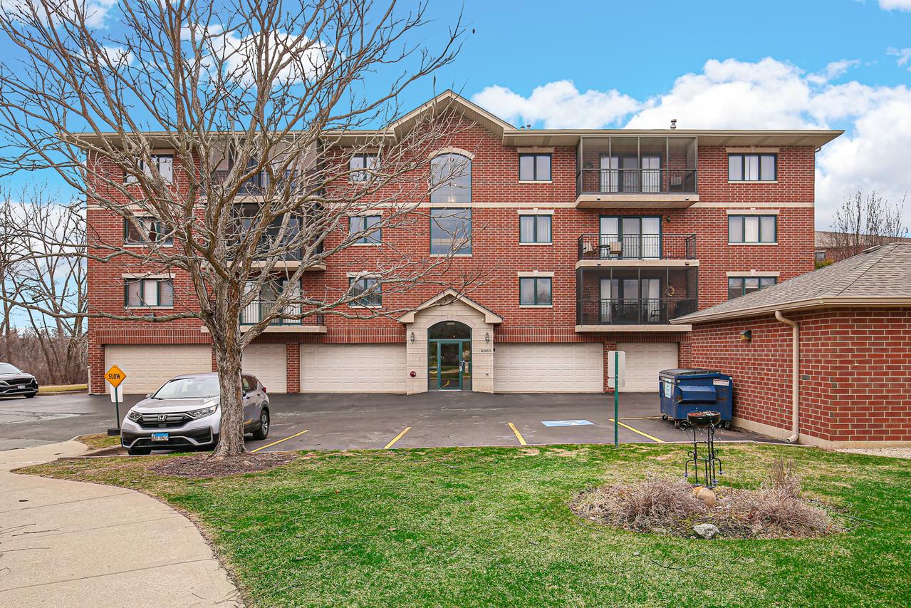 6860 W Winding Tr. #404, Oak Forest, IL 60452