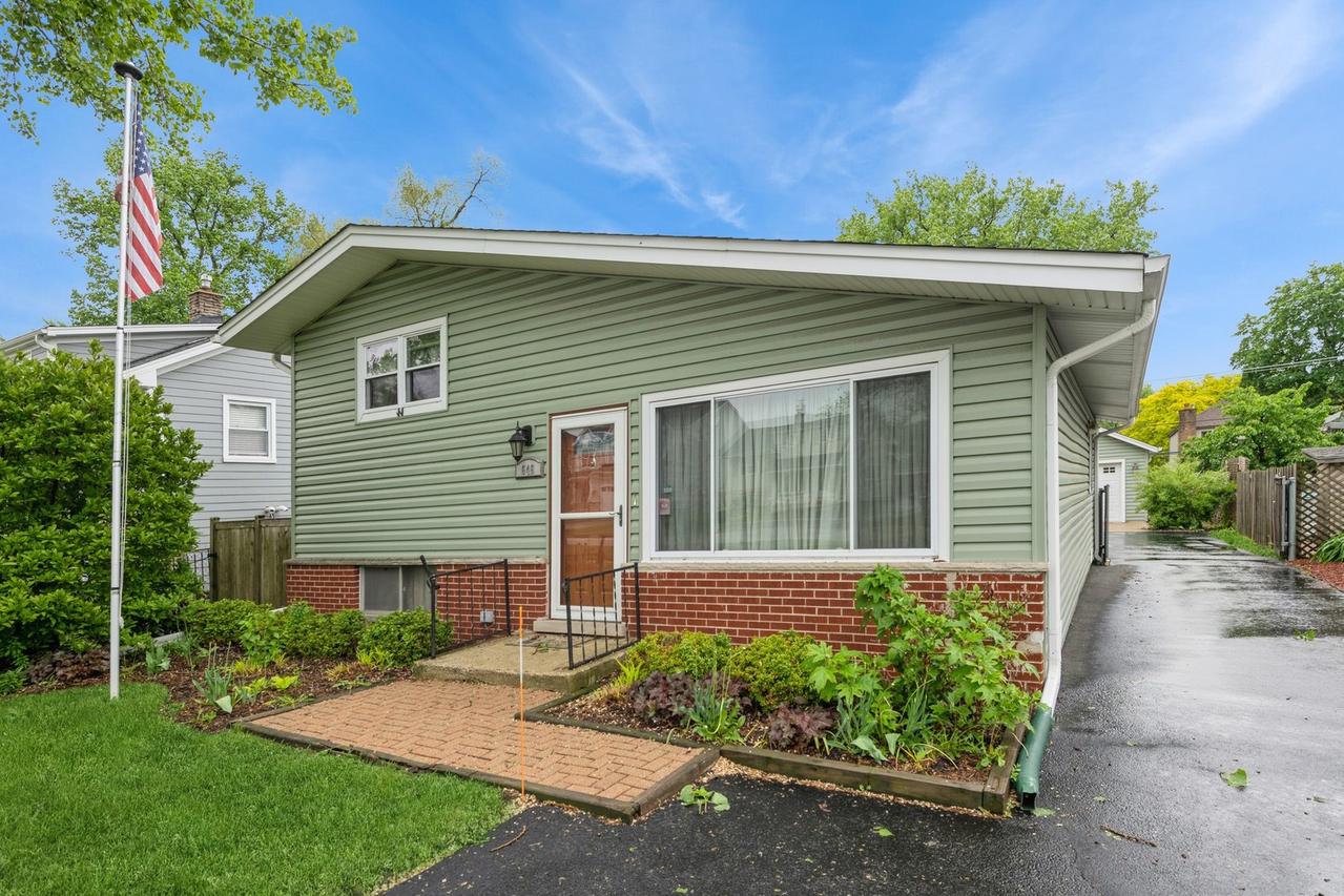 646 W Babcock Ave., Elmhurst, IL 60126