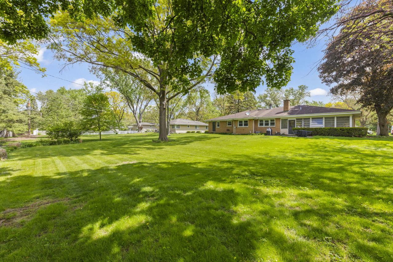350 S Kenilworth Ave., Glen Ellyn, IL 60137