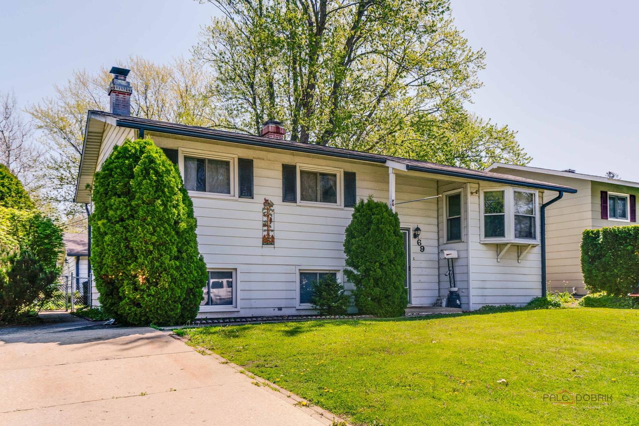 69 N Greenview Ave., Mundelein, IL 60060