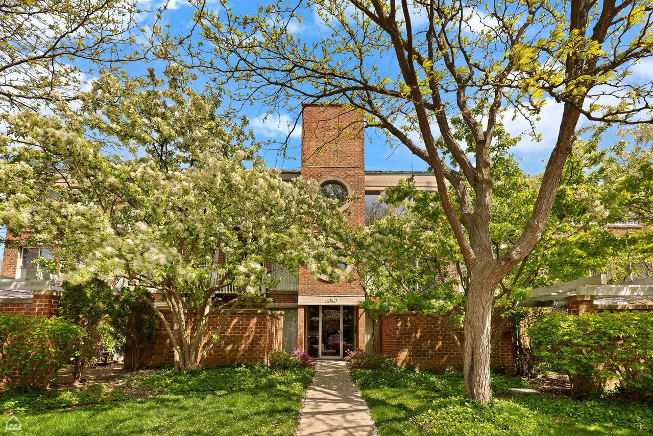 6040 Arbor Ln. #102, Northfield, IL 60093