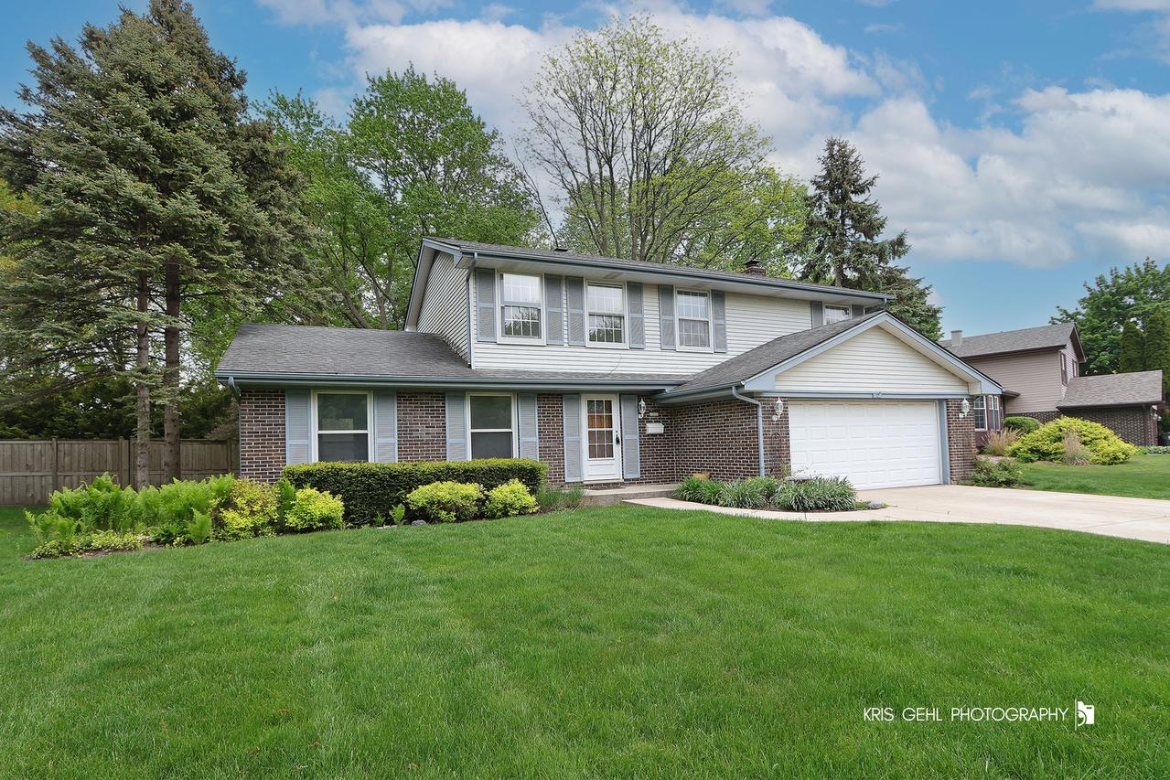 910 Warwick Ln., Libertyville, IL 60048