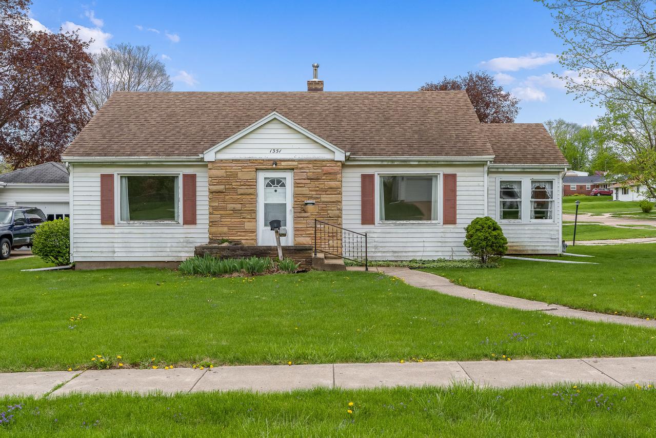 1351 W American St., Freeport, IL 61032