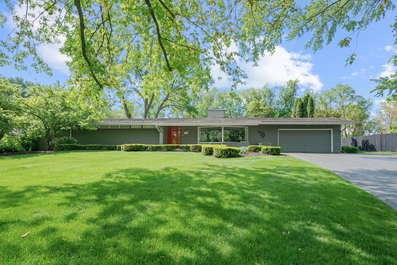 161 Harbor Dr., Lake Barrington, IL 60010