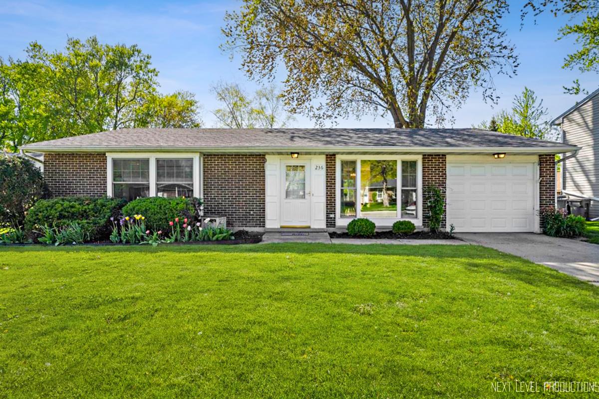 236 Stonehurst Dr., Elgin, IL 60120