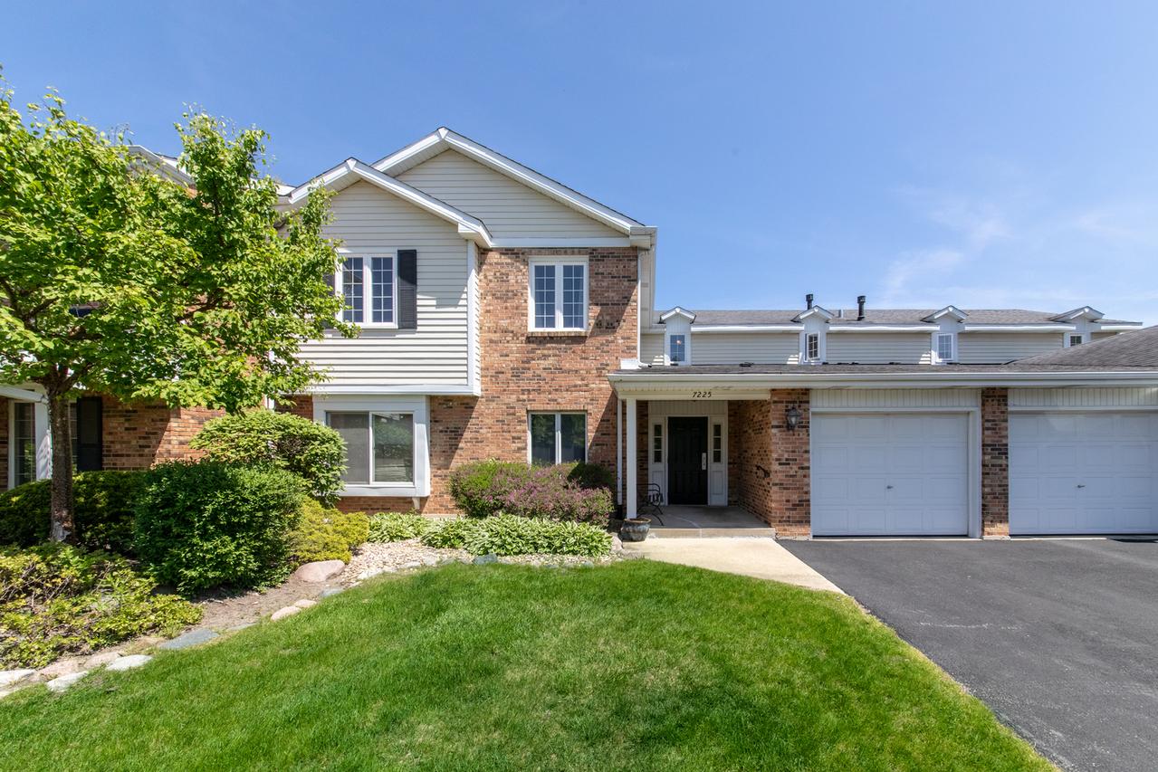 7225 Willow Way Ln. #B, Willowbrook, IL 60527