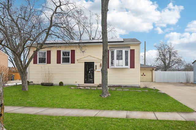 703 Sunset Cir., Streamwood, IL 60107