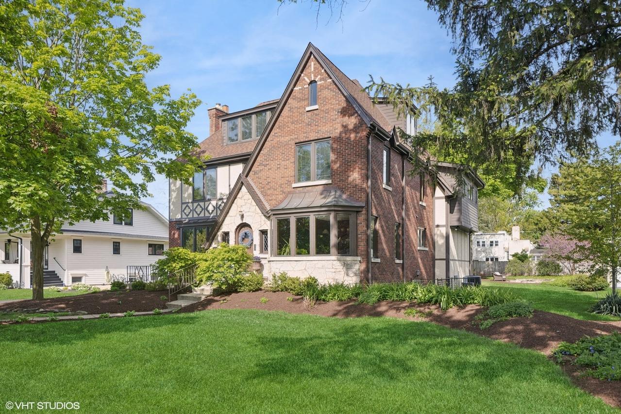 811 N Main St., Wheaton, IL 60187