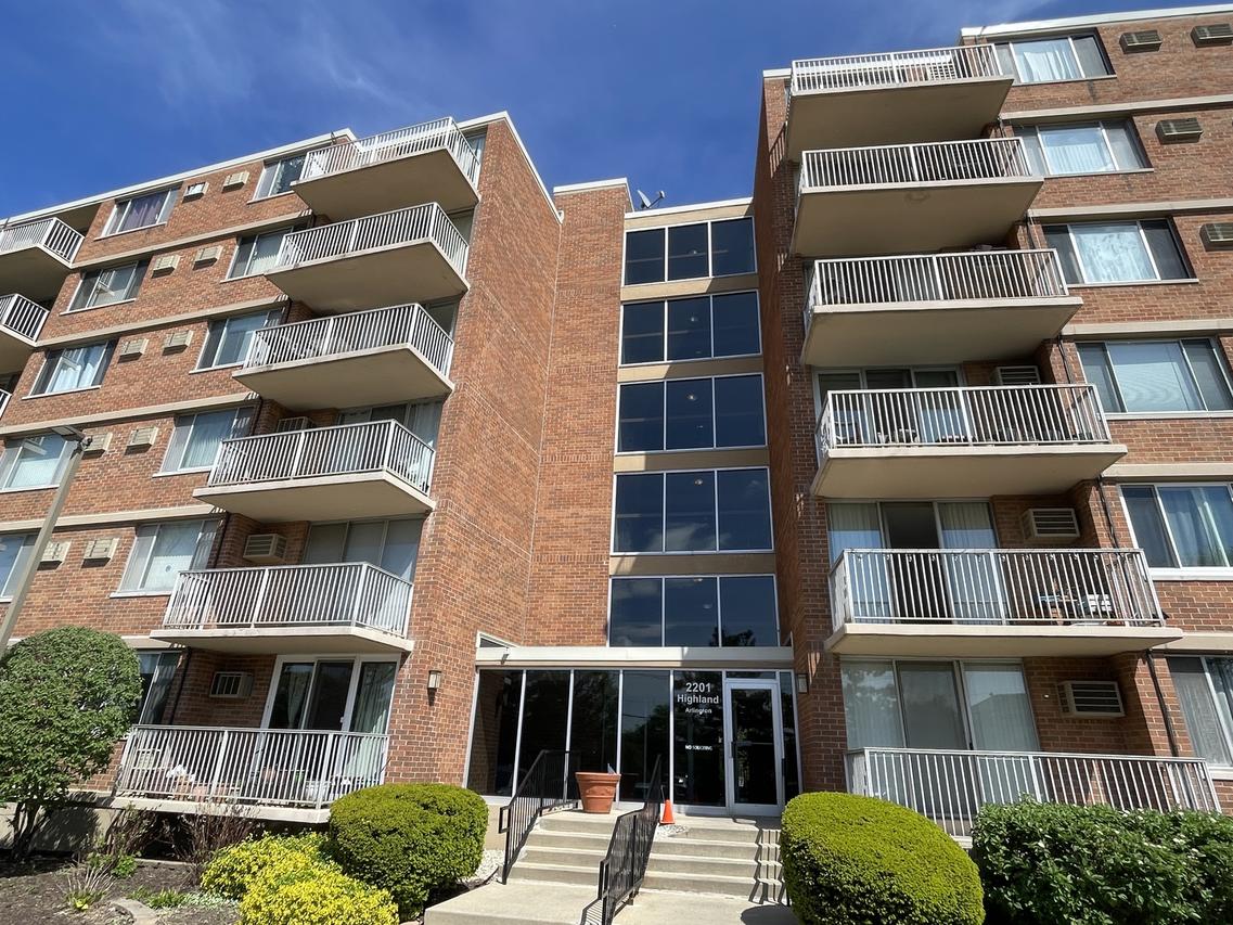 2201 S Highland Ave. #2J, Lombard, IL 60148