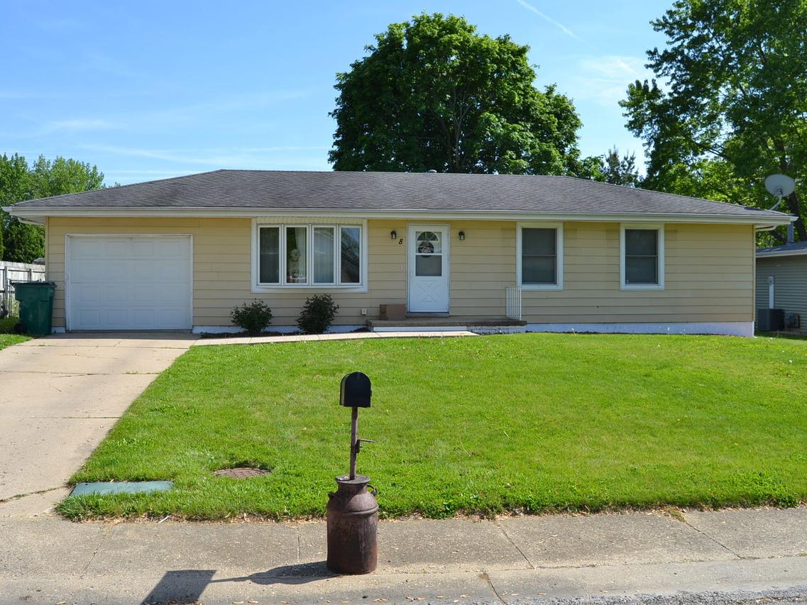 8 Holly Dr., Clinton, IL 61727