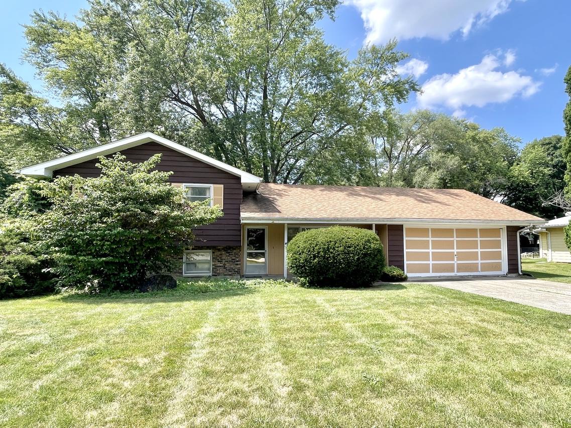 1900 Charles Ln., Aurora, IL 60505