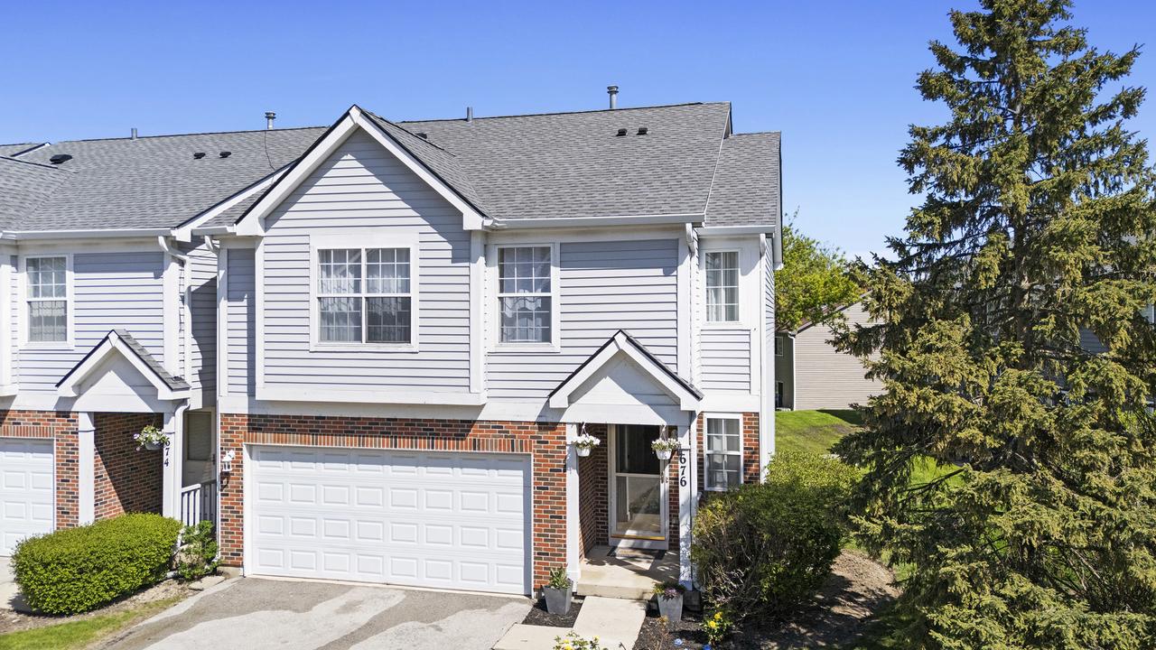 676 E Whispering Oaks Ct., Palatine, IL 60074