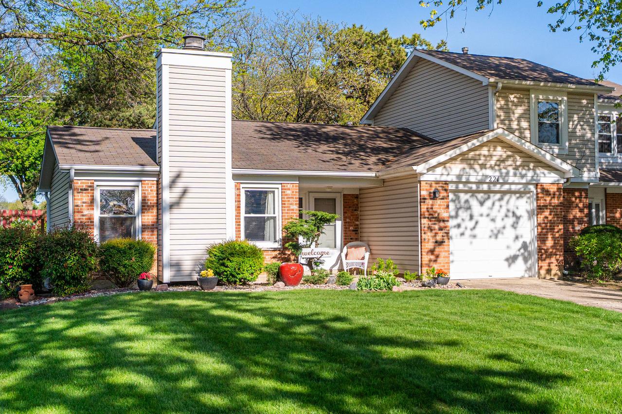 221 Pebble Creek Dr., Bloomingdale, IL 60108