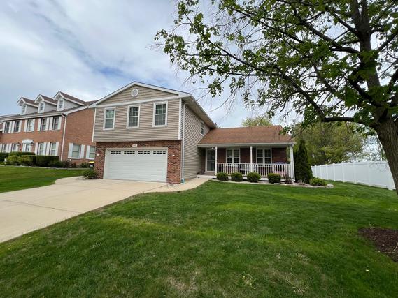 945 Williamsburg St., Westmont, IL 60559