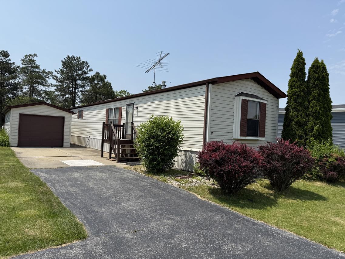 17 Cardinal Dr., Beecher, IL 60401