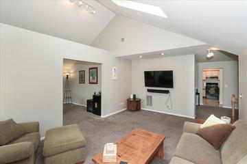 1967 N Charter Point Dr., Arlington Heights, IL 60004