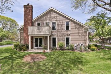 1967 N Charter Point Dr., Arlington Heights, IL 60004