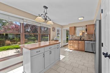 1034 Crabtree Ln., Libertyville, IL 60048