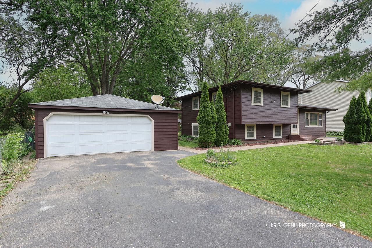 2810 Brentwood Ln., Mchenry, IL 60050