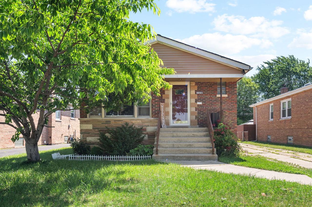 8941 S Albany Ave., Evergreen Park, IL 60805