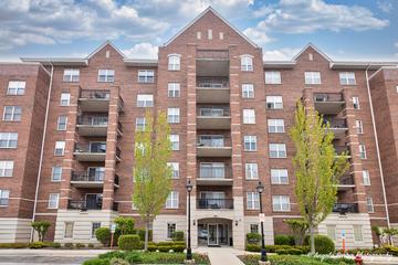 390 W Mahogany Ct. #301, Palatine, IL 60067