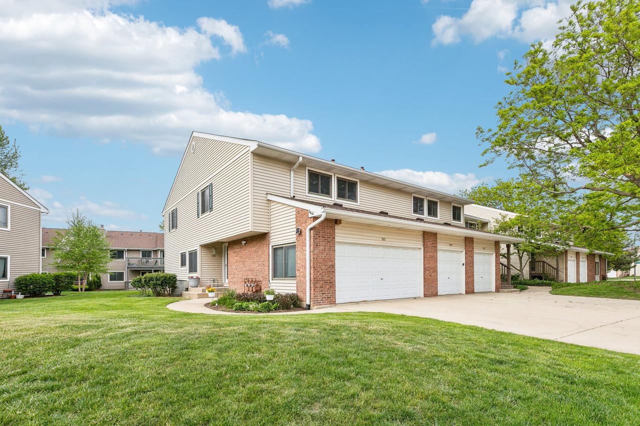 992 Hidden Lake Dr., Buffalo Grove, IL 60089