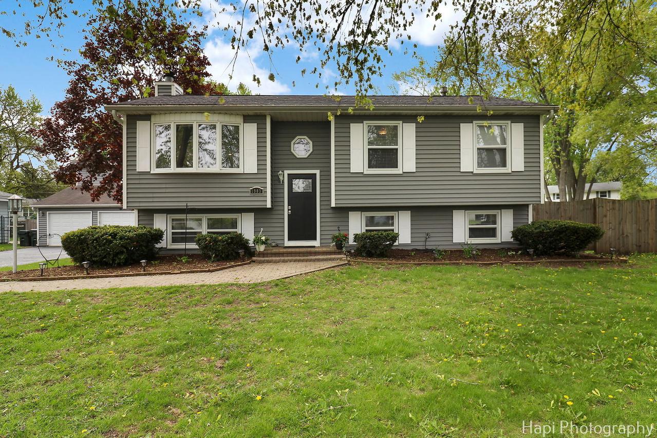 1903 Fairfield Rd., Lindenhurst, IL 60046