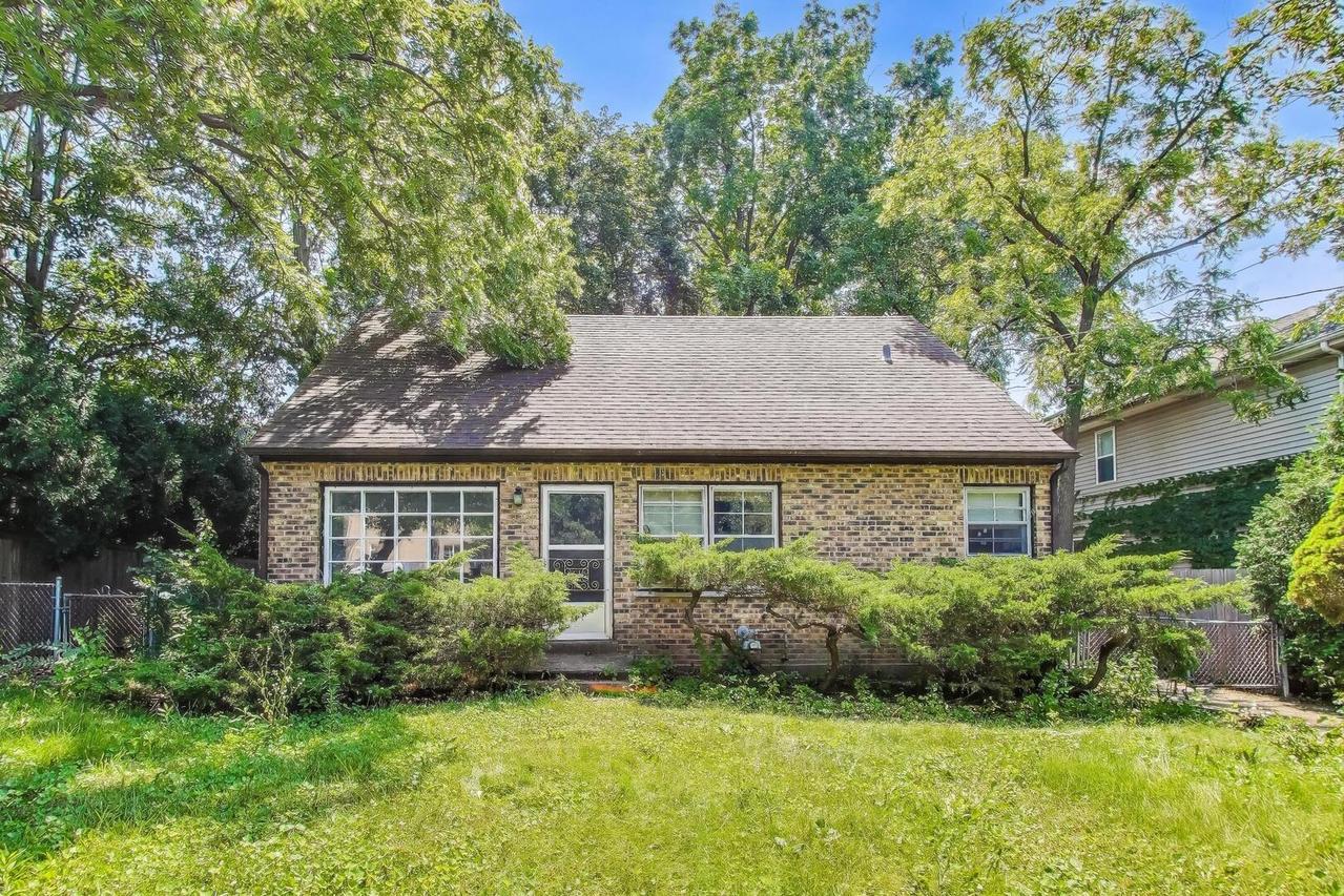 830 Deerfield Rd., Highland Park, IL 60035