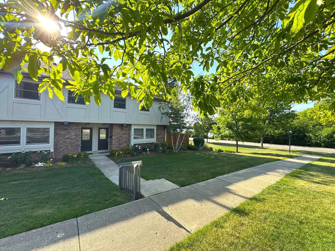 886 Bristol Dr., Barrington, IL 60010
