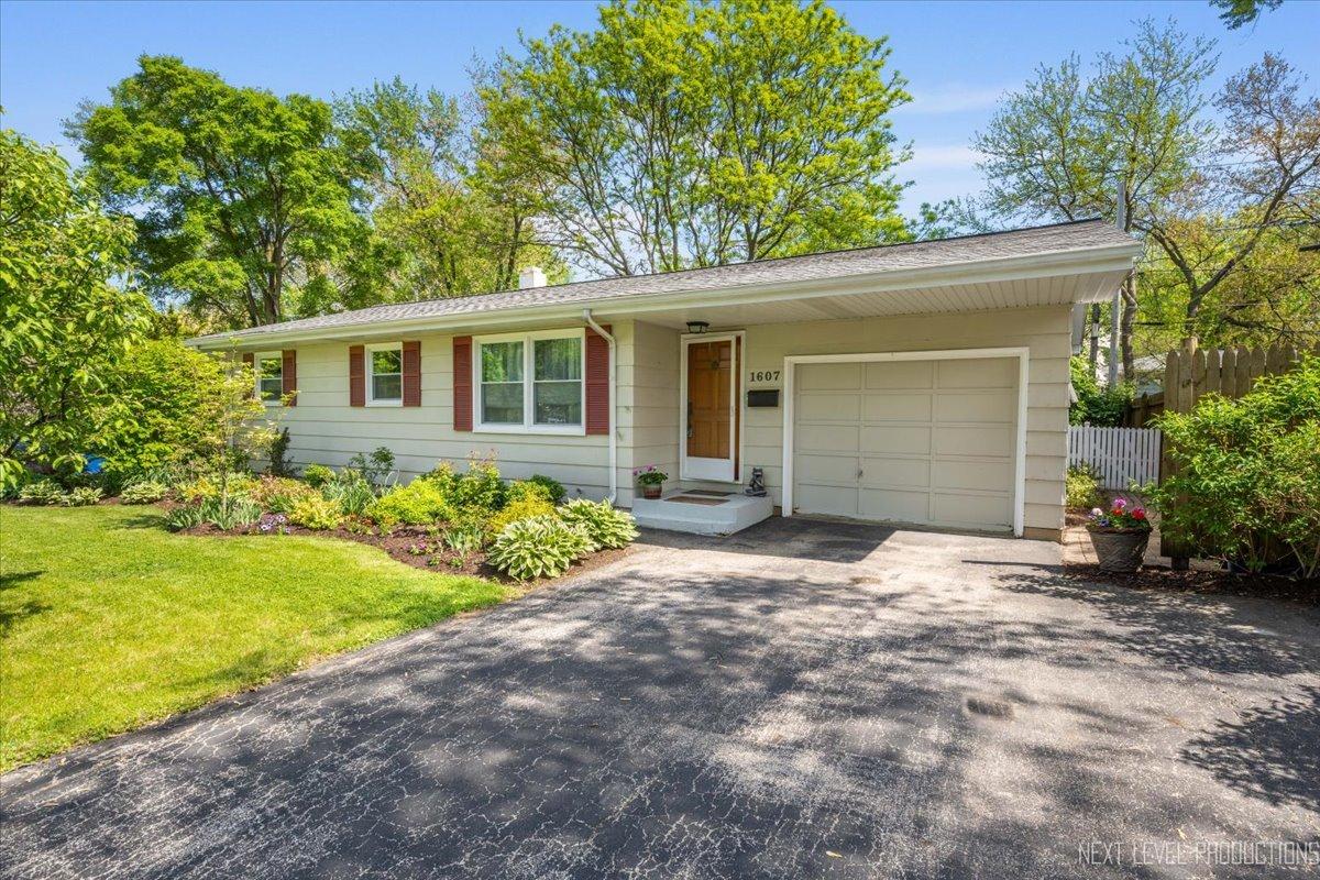1607 Oak St., St. Charles, IL 60174