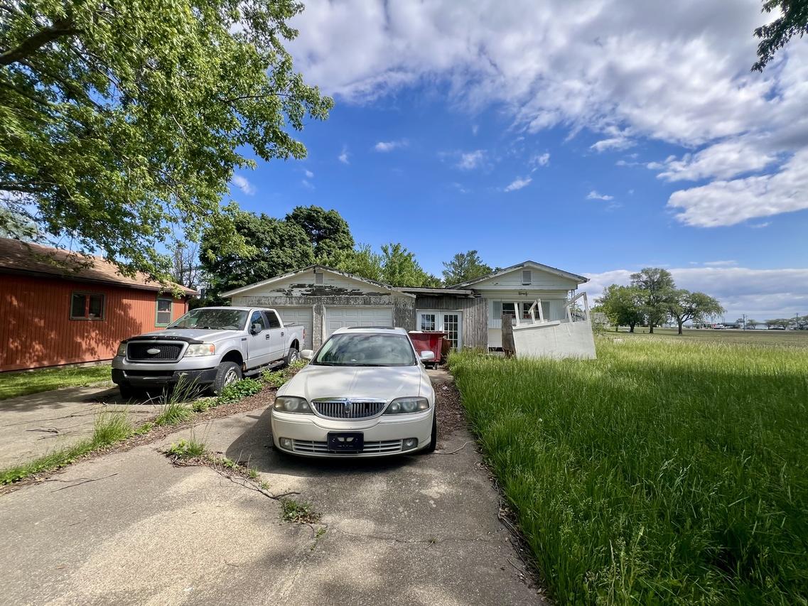 206 E Maple St., Roberts, IL 60962